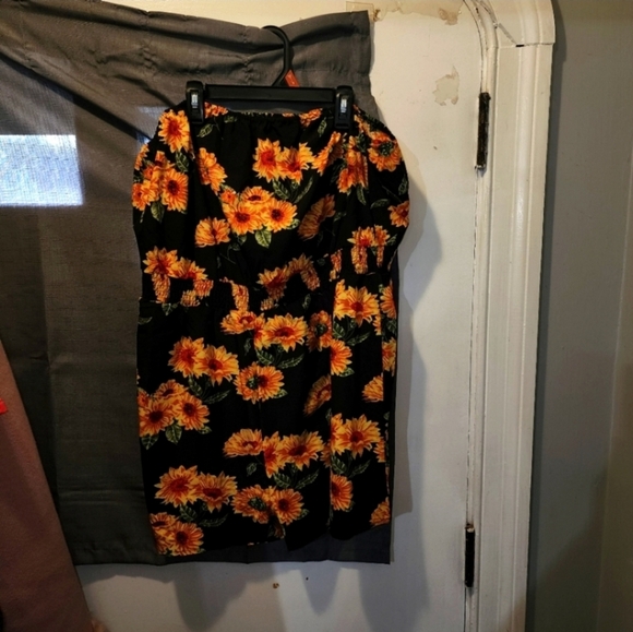 Shein sunflower romper 4x - Picture 3 of 4